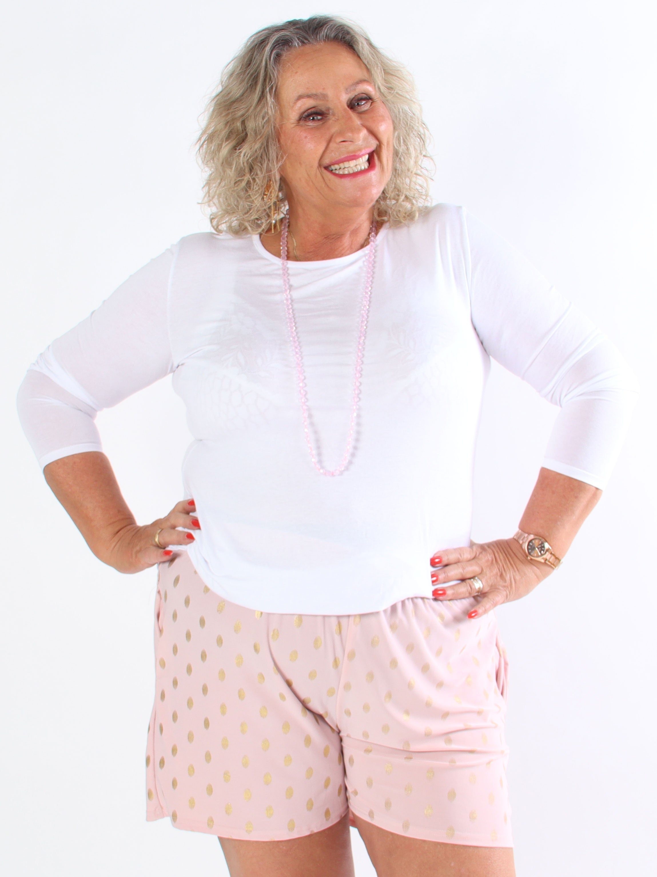Pams Dot Shorts - Plus size shorts i stretchigt tyg med guldprickar